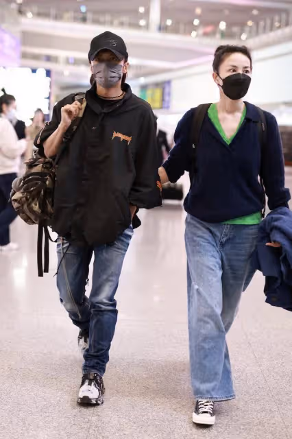港媒曝光王菲和謝霆鋒行程,兩人相約喝下午茶,坐車同回公寓