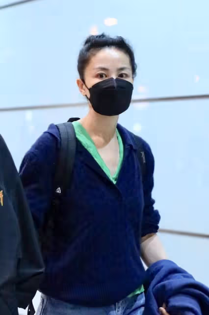 港媒曝光王菲和謝霆鋒行程,兩人相約喝下午茶,坐車同回公寓