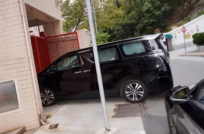 港媒曝光王菲和謝霆鋒行程,兩人相約喝下午茶,坐車同回公寓