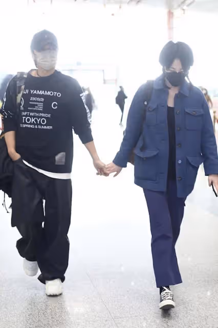 港媒曝光王菲和謝霆鋒行程,兩人相約喝下午茶,坐車同回公寓