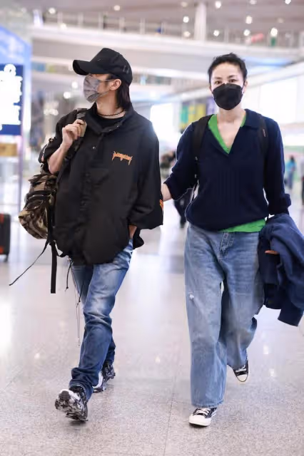 港媒曝光王菲和謝霆鋒行程,兩人相約喝下午茶,坐車同回公寓