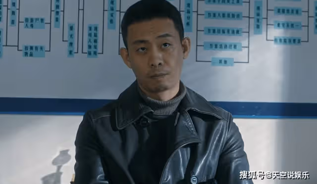 《他是誰》泡澡不忘戴圍脖，衛國平的心結，已經走火入魔了