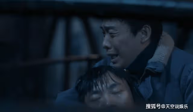 《他是誰》泡澡不忘戴圍脖，衛國平的心結，已經走火入魔了