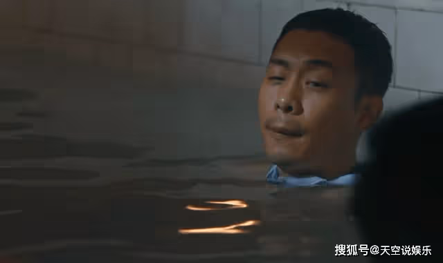 《他是誰》泡澡不忘戴圍脖，衛國平的心結，已經走火入魔了