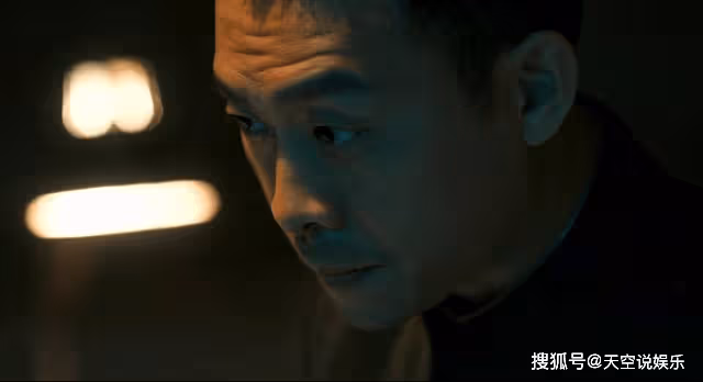 《他是誰》泡澡不忘戴圍脖，衛國平的心結，已經走火入魔了