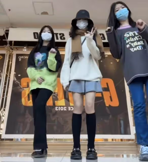 13歲王詩齡又高又瘦,回國約倆閨蜜打卡旅遊景點,穿短裙秀麻杆腿