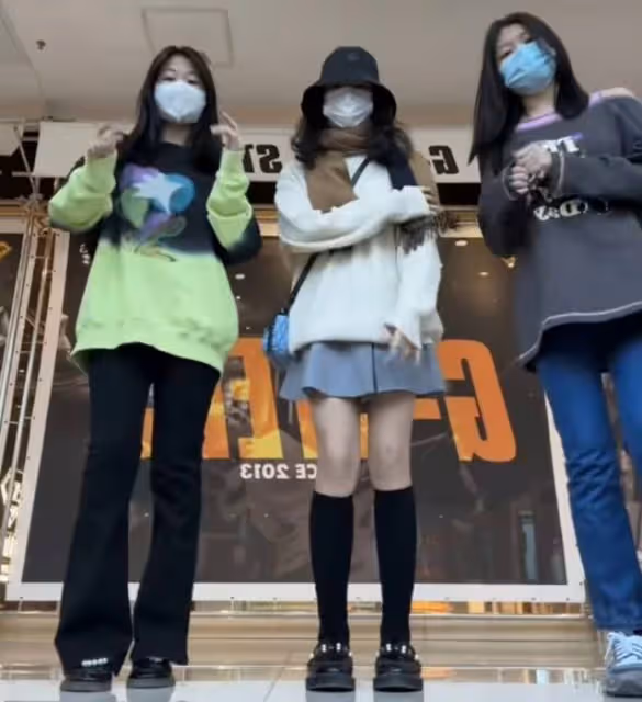 13歲王詩齡又高又瘦,回國約倆閨蜜打卡旅遊景點,穿短裙秀麻杆腿