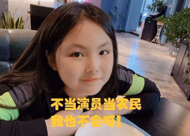 13歲王詩齡又高又瘦,回國約倆閨蜜打卡旅遊景點,穿短裙秀麻杆腿
