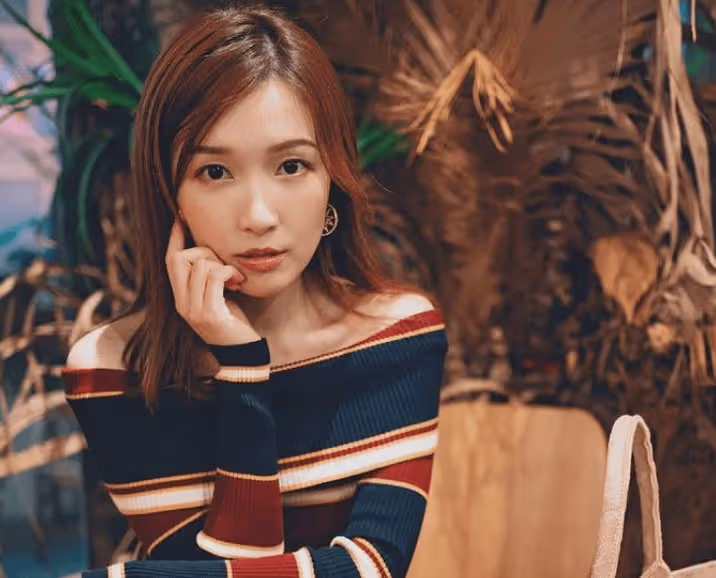 懶理李澤楷力捧24歲美女！郭嘉文約異性看日落，捧臉互動親密