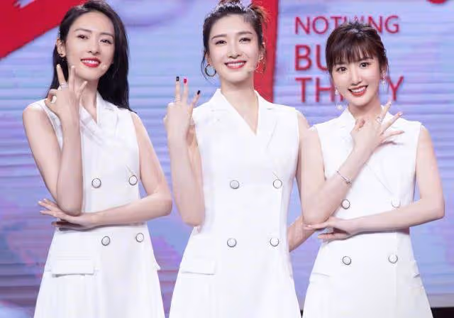 明星遇到前任的一幕:胡歌偷看,鄧超束手無措,而他竟帶著現任合影