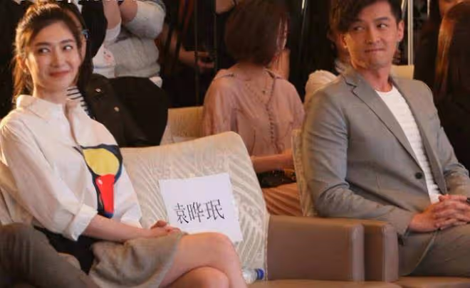 明星遇到前任的一幕:胡歌偷看,鄧超束手無措,而他竟帶著現任合影