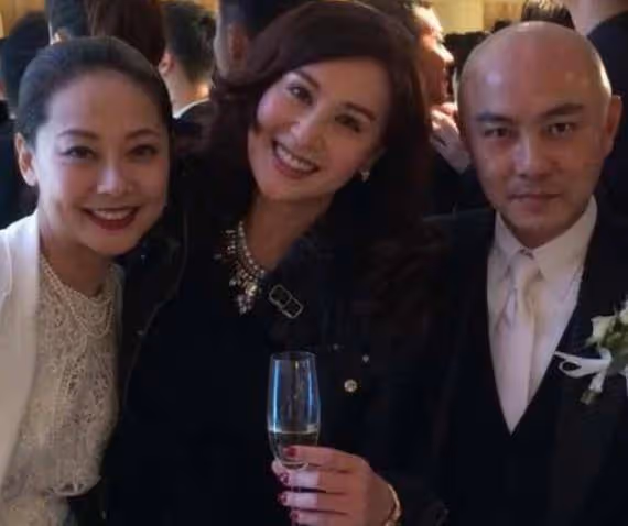 明星遇到前任的一幕:胡歌偷看,鄧超束手無措,而他竟帶著現任合影