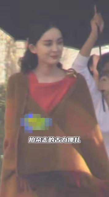 古力娜扎穿高開叉紅裙秀美腿,露底褲險走光,助理蹲地為其穿鞋