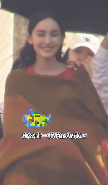 古力娜扎穿高開叉紅裙秀美腿,露底褲險走光,助理蹲地為其穿鞋