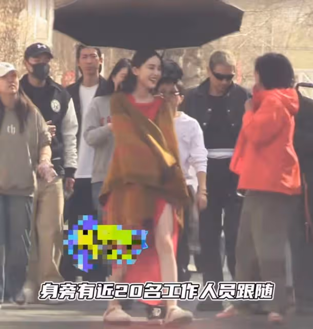 古力娜扎穿高開叉紅裙秀美腿,露底褲險走光,助理蹲地為其穿鞋