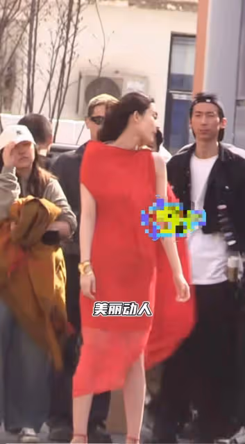 古力娜扎穿高開叉紅裙秀美腿,露底褲險走光,助理蹲地為其穿鞋
