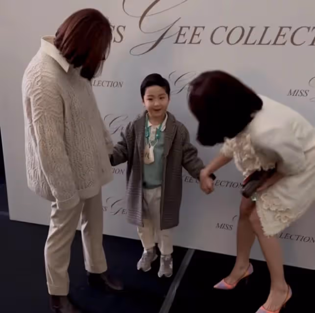 43歲蔡琳帶兒子參加時裝周,笑容僵硬,Eden帥氣靦腆像爸爸高梓淇