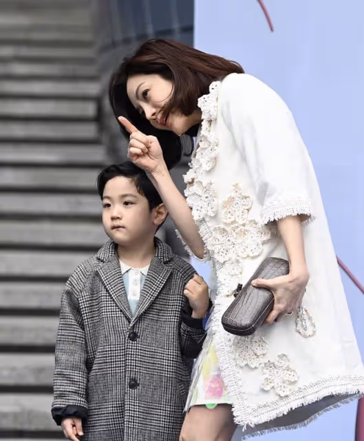 43歲蔡琳帶兒子參加時裝周,笑容僵硬,Eden帥氣靦腆像爸爸高梓淇