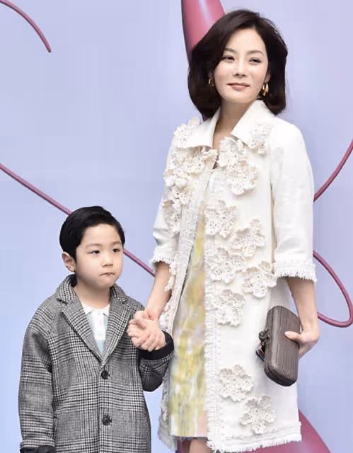 43歲蔡琳帶兒子參加時裝周,笑容僵硬,Eden帥氣靦腆像爸爸高梓淇