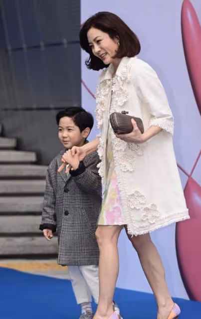 43歲蔡琳帶兒子參加時裝周,笑容僵硬,Eden帥氣靦腆像爸爸高梓淇