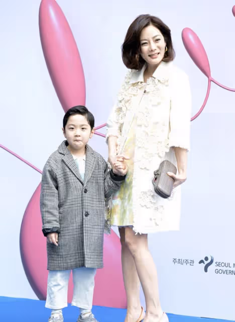 43歲蔡琳帶兒子參加時裝周,笑容僵硬,Eden帥氣靦腆像爸爸高梓淇
