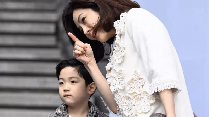 42歲蔡琳帶兒子參加時裝周，笑容僵硬，Eden帥氣靦腆像爸爸高梓淇
