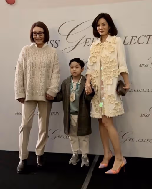 42歲蔡琳帶兒子參加時裝周,笑容僵硬,Eden帥氣靦腆像爸爸高梓淇