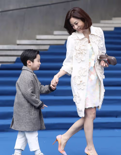 42歲蔡琳帶兒子參加時裝周,笑容僵硬,Eden帥氣靦腆像爸爸高梓淇
