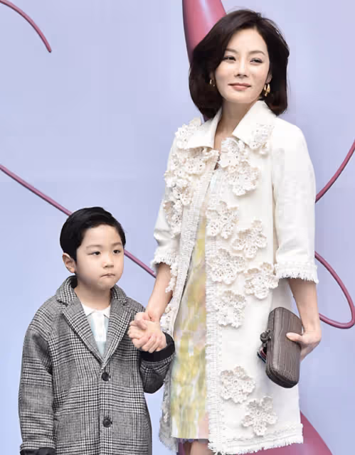 42歲蔡琳帶兒子參加時裝周,笑容僵硬,Eden帥氣靦腆像爸爸高梓淇