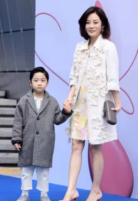 42歲蔡琳帶兒子參加時裝周,笑容僵硬,Eden帥氣靦腆像爸爸高梓淇