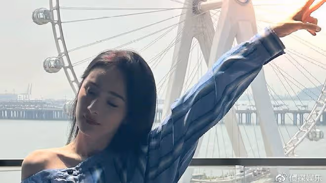 36歲楊冪近照曝光，穿斜肩襯衫肩頸線鎖骨窩搶鏡，又瘦又美超養眼