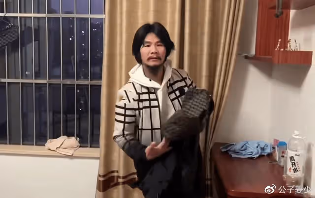 「不可能打工」周某現狀:當網紅被封燒烤店倒閉,如今成被執行人