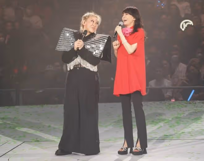 鄭欣宜紅館開演唱會，老爸鄭少秋送花支持，鄭裕玲當嘉賓嘟嘴獻吻