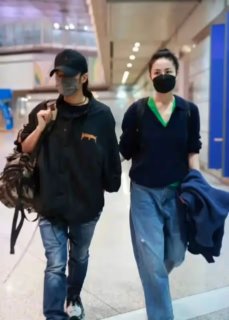 王菲扎丸子頭跟謝霆鋒現身,張柏芝也扎丸子頭現身機場,區別太大不怪謝霆鋒