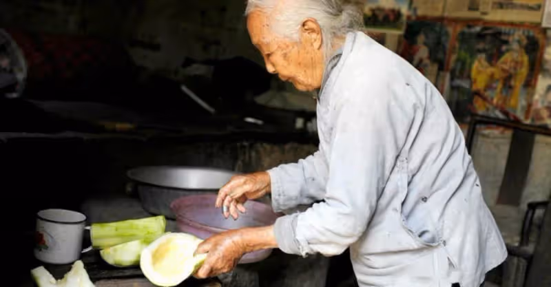 兒子全家頻繁去70歲母親家蹭飯，母親拿出一套餐具：從此再也不來
