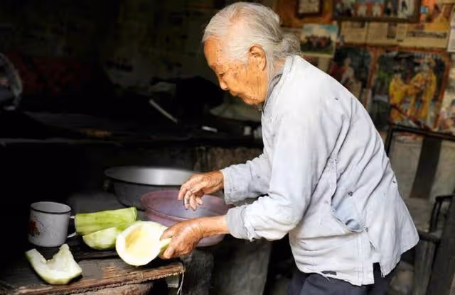兒子全家頻繁去70歲母親家蹭飯,母親拿出一套餐具:從此再也不來