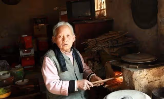 兒子全家頻繁去70歲母親家蹭飯,母親拿出一套餐具:從此再也不來