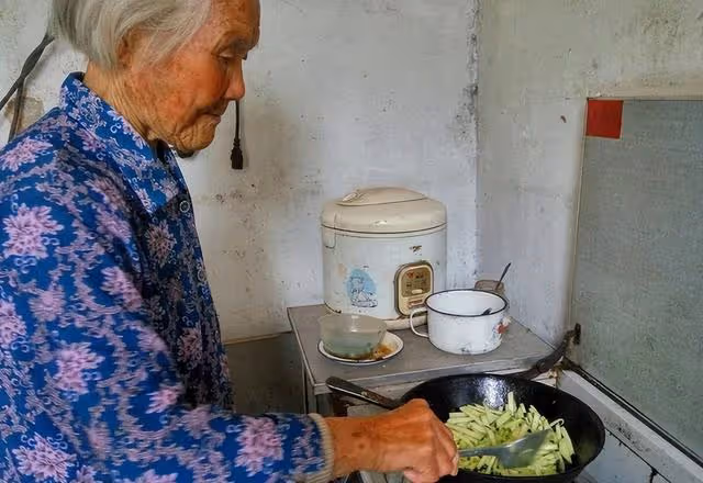兒子全家頻繁去70歲母親家蹭飯,母親拿出一套餐具:從此再也不來