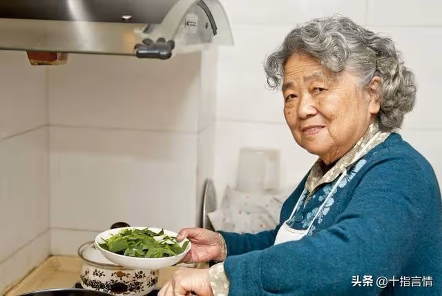 丈夫拒拿我媽的養老金,不給養老,之前我不懂,回了趟娘家明白了