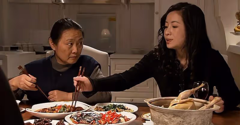一盤蝦六個雞腿一口沒吃，婆婆全分給別人，對兒媳說：咱倆吃剩飯