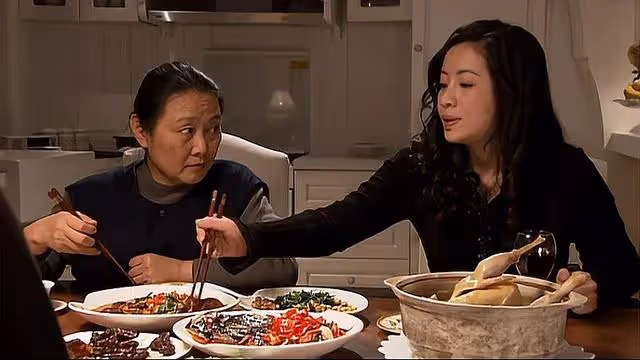 一盤蝦六個雞腿一口沒吃,婆婆全分給別人,對兒媳說:咱倆吃剩飯