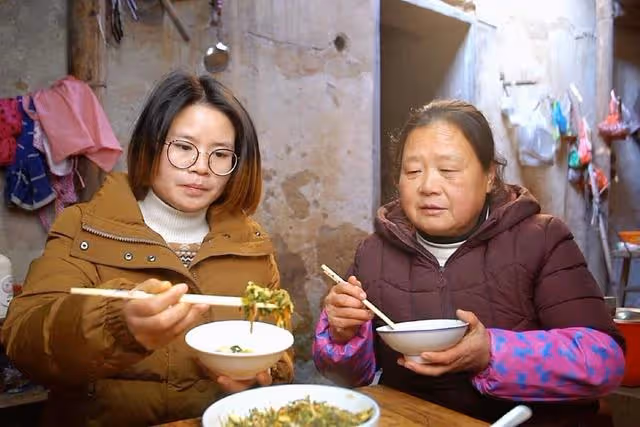 一盤蝦六個雞腿一口沒吃,婆婆全分給別人,對兒媳說:咱倆吃剩飯