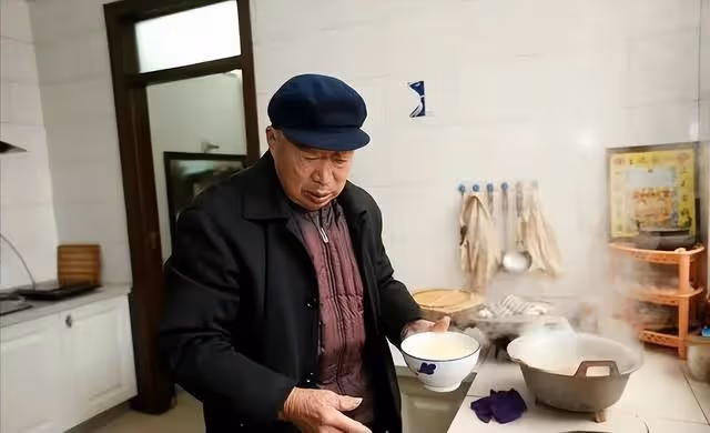 60歲大媽哭訴:自從和老伴兒分房睡後,他每天都在和我鬧離婚