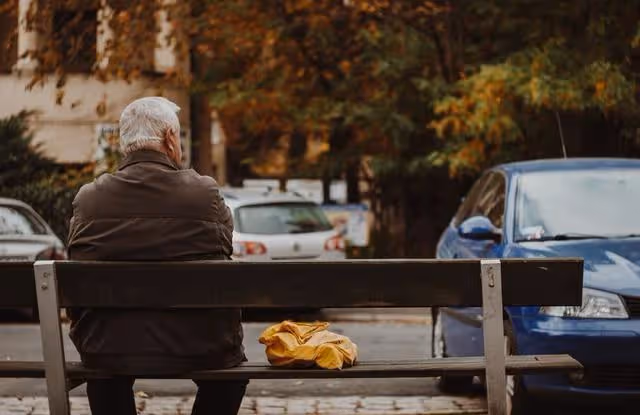 76歲父親在醫院摸別人屁股，兒子羞愧不已，醫生：你錯怪了父親