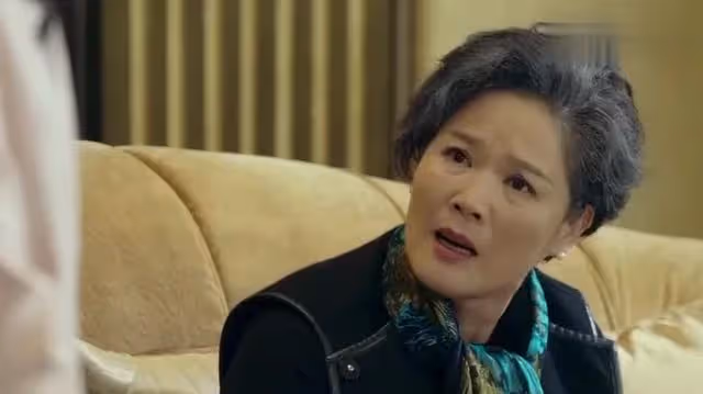 工資卡給我你出去打工養外孫，聽到女兒的安排，大媽立馬回自己家