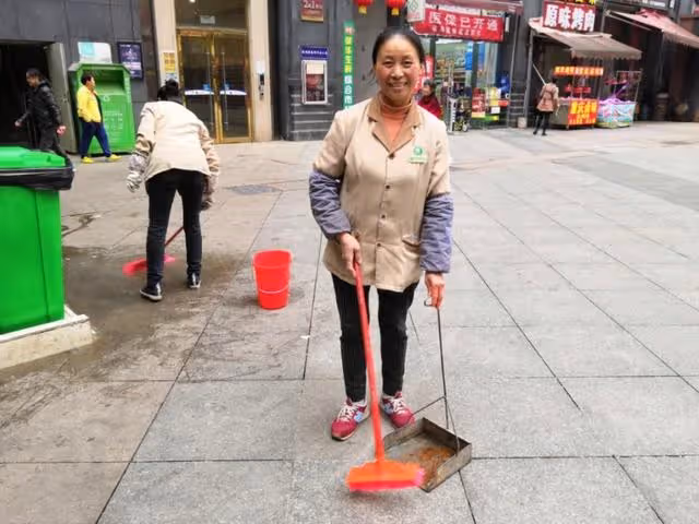 退休金7000補貼兒子5000，看到兒子快遞後，我決定對自己好一點