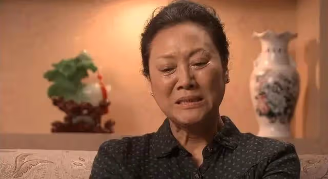 退休金7000補貼兒子5000,看到兒子快遞後,我決定對自己好一點