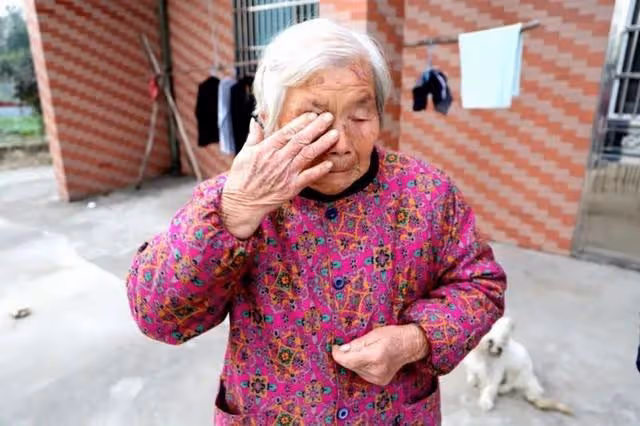 炫耀兩個兒子結婚沒花一分錢,去兒子家養老兒子說:媽,沒你房間
