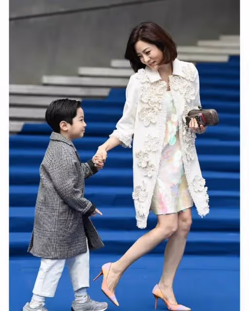 蔡琳攜子出席活動,臉僵嘴歪變化大,兒子到3歲才知爸爸是高梓淇