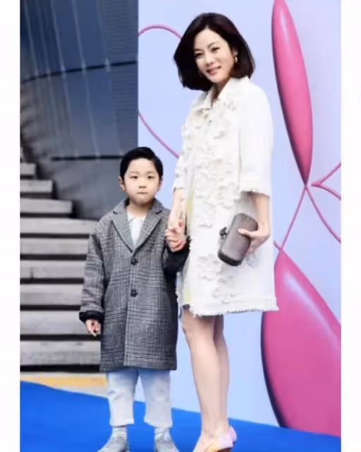 蔡琳攜子出席活動,臉僵嘴歪變化大,兒子到3歲才知爸爸是高梓淇